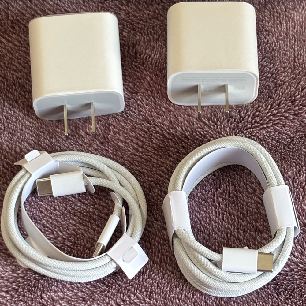 Two iPhone chargers type C - Picture 2 of 3